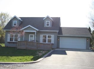 105 Sunrise Ln, Fall River, WI 53932