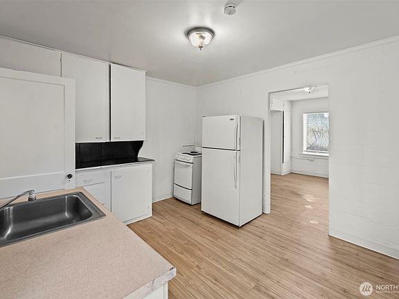 5th image of 10916 Yakima Avenue S