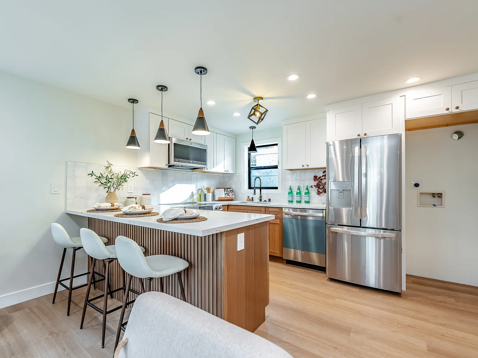 2 bed, 930 sqft, $4,490 — Photo 3