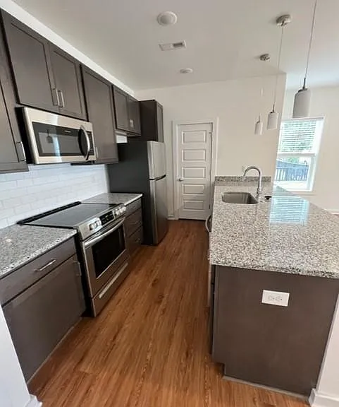 218 W 12th St #B — Photo 7