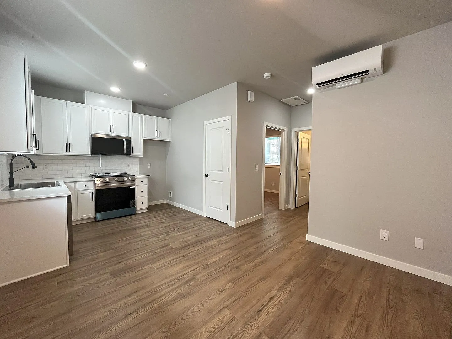 Polished & Practical Newly Built Ground-Floor Apartment — Photo 1