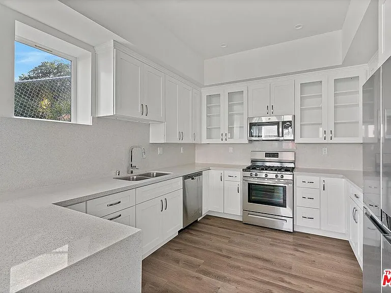 3521 Cahuenga Blvd W — Photo 3