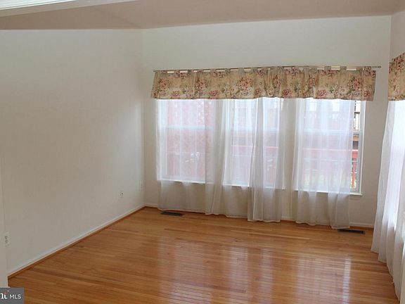 3rd image of 2555 Thorncroft Pl