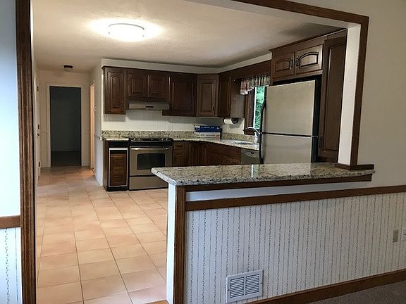 3rd image of 33 Crestwood Cir
