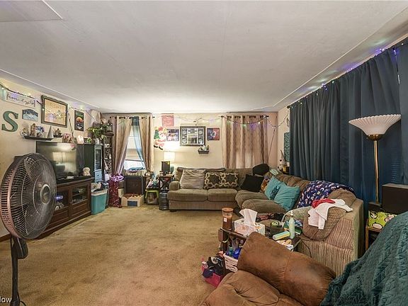 4th image of 4026 Broadway