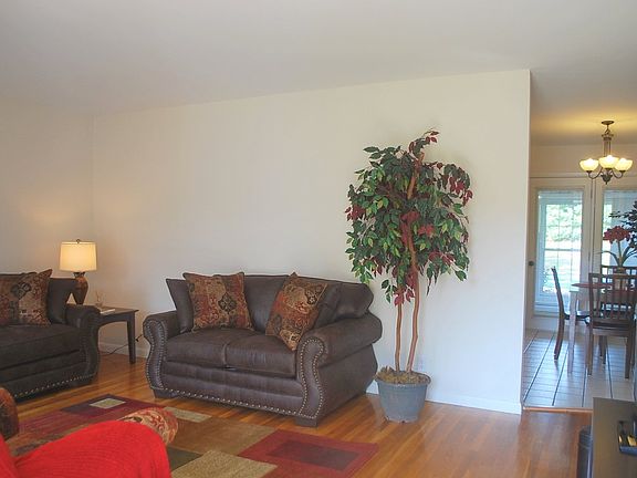 3rd image of 4900 Cunningham Dr