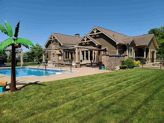 4th image of 10404 S Black Locust Ct