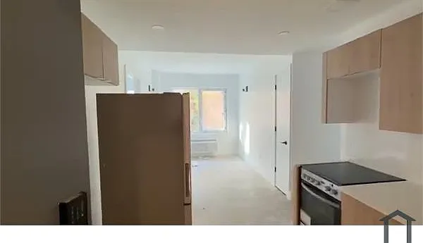 3 bed, 900 sqft, $3,464 — Photo 1