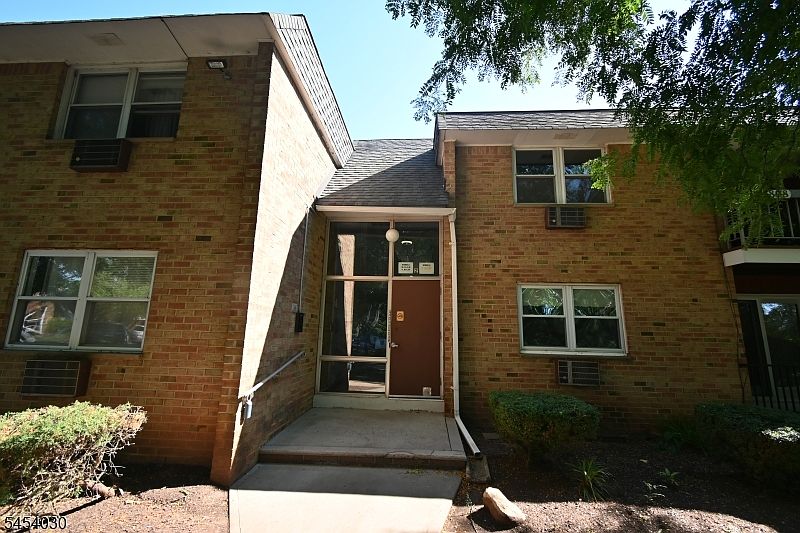 1st image of 808 Eves Dr #2M