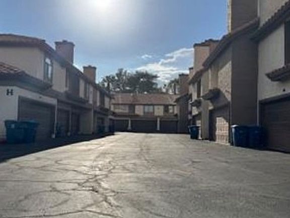 Exterior Neighborhood (street photo)