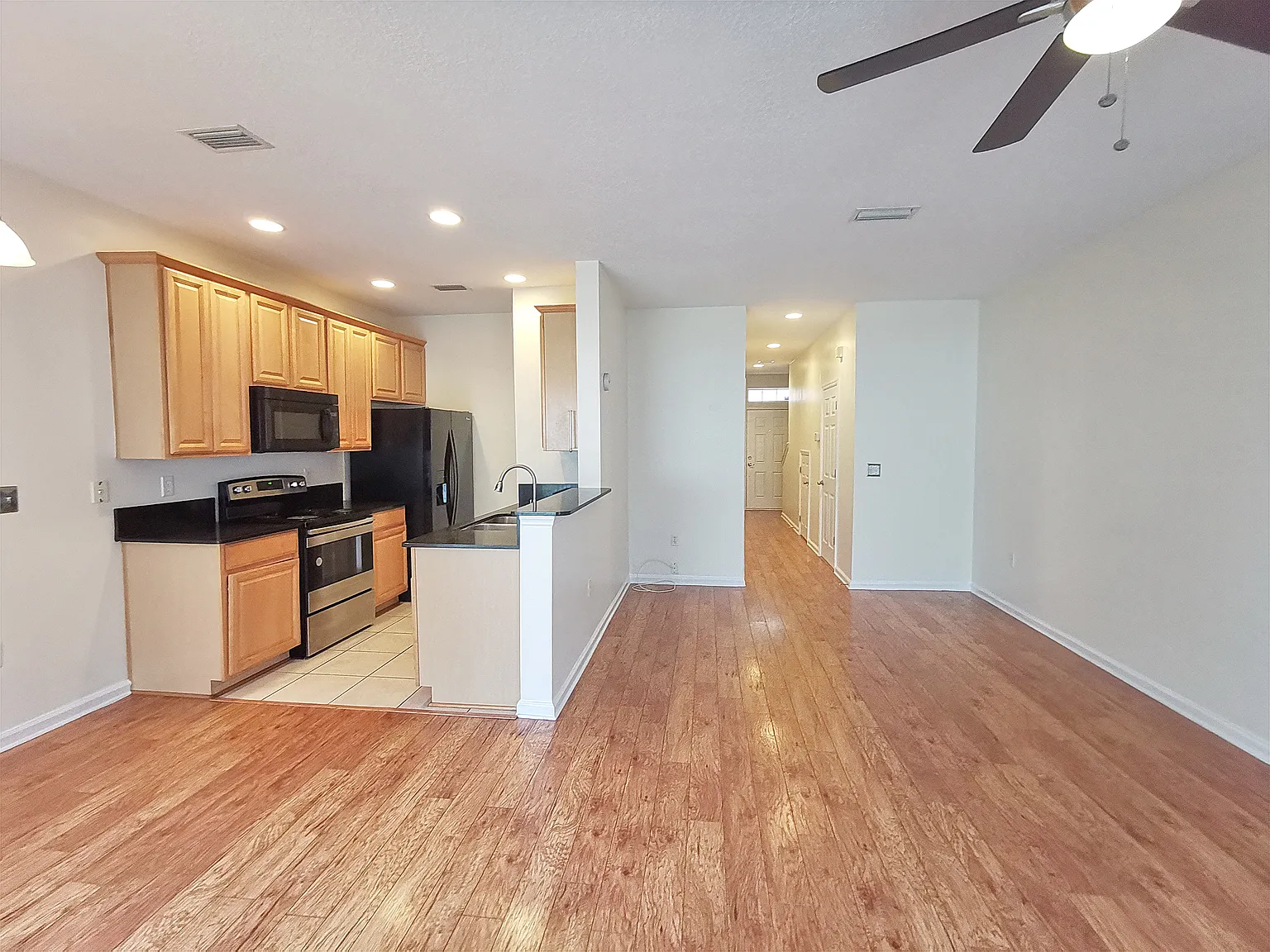 3 bed, 2.5 bath, 1380 sqft, $1,650 — Photo 4