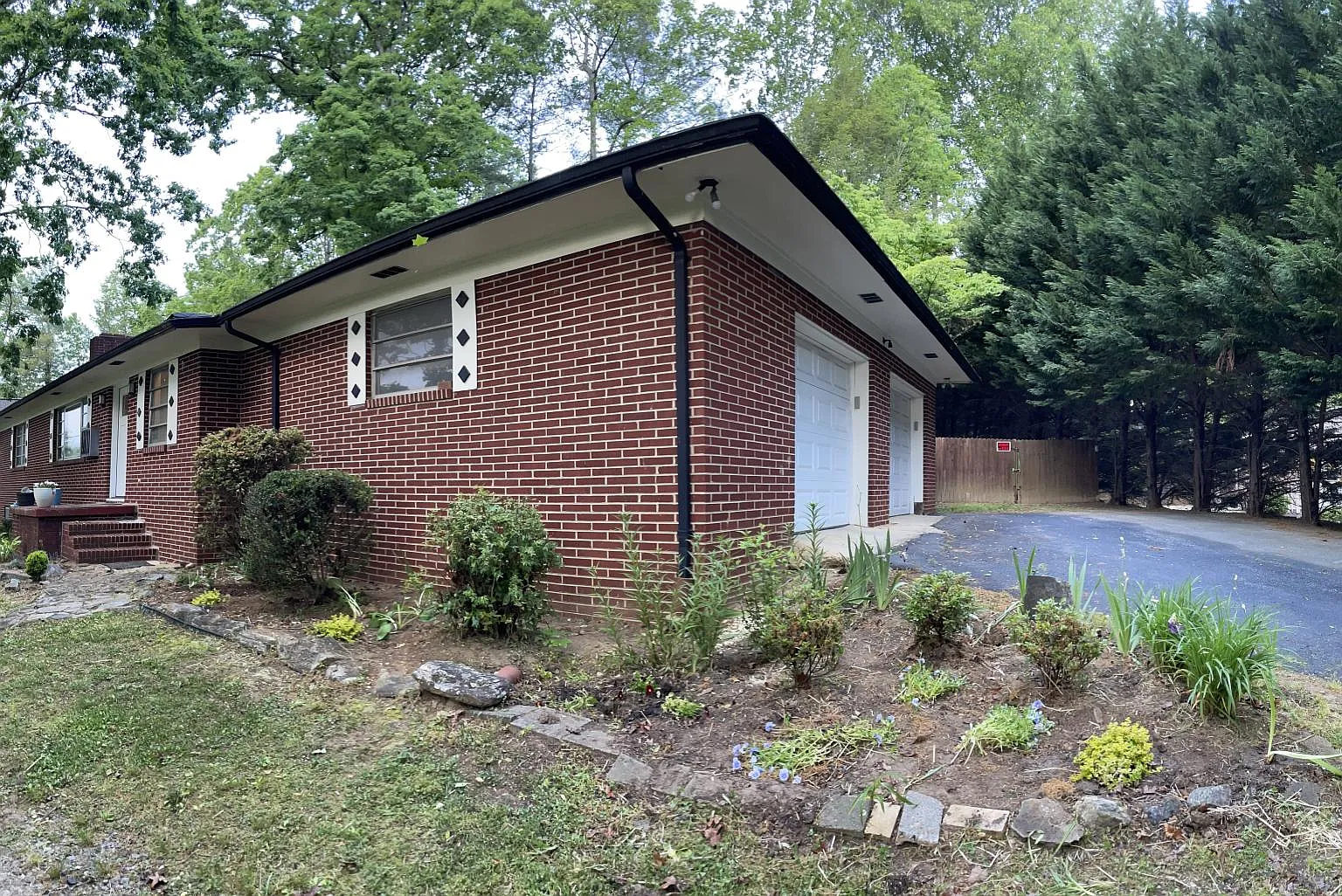 419 Wedgewood Pl SW — Photo 2