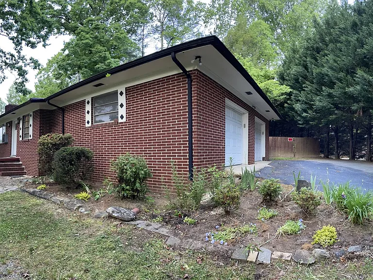 419 Wedgewood Pl SW — Photo 2