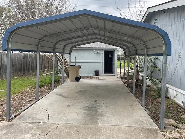 Carport.