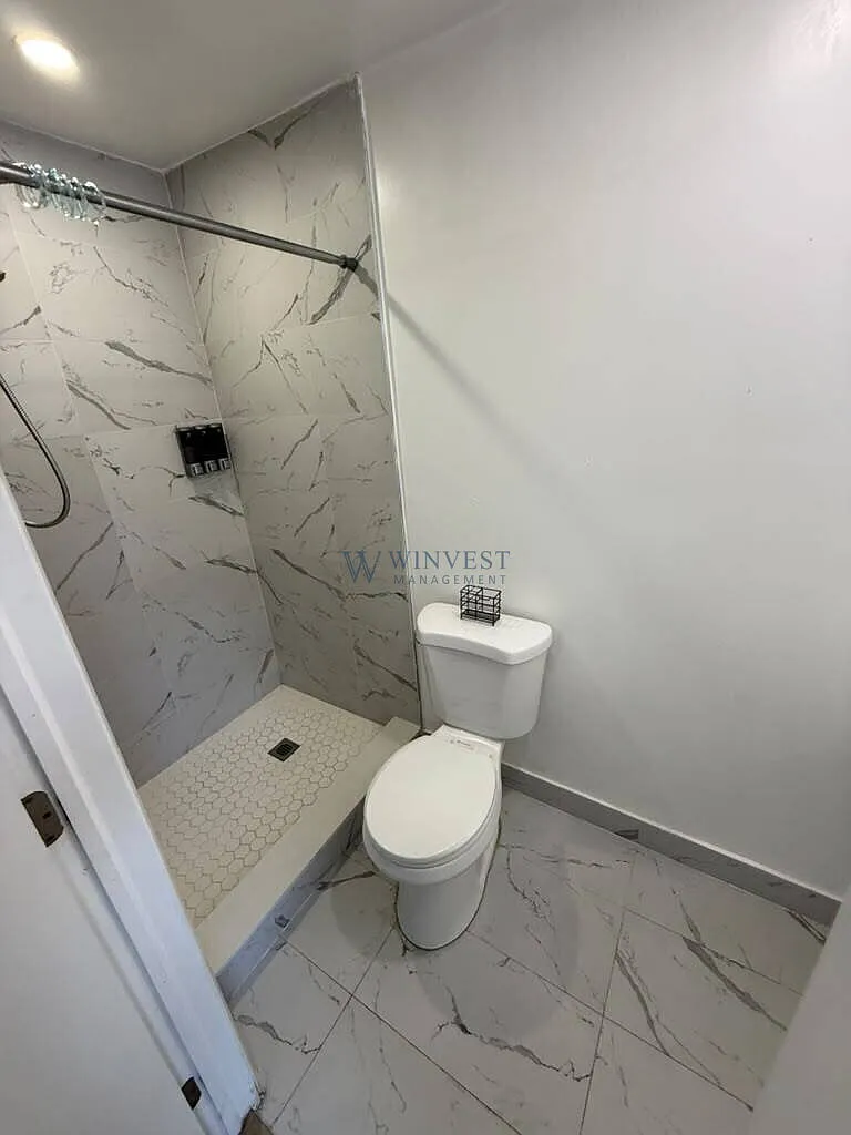 Spacious 1-Bedroom Apartment Near Downtown Hollywood & Beach — Photo 3