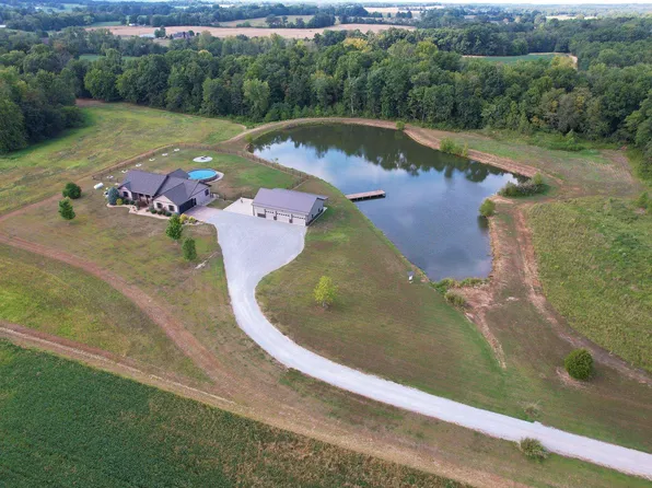 6930 N Mesa Lake Dr, Mount Carmel, IL 62863