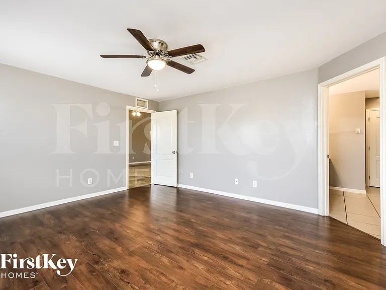 1035 NW 16th Pl — Photo 8