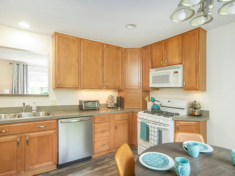 621 Susan Dr — Photo 15
