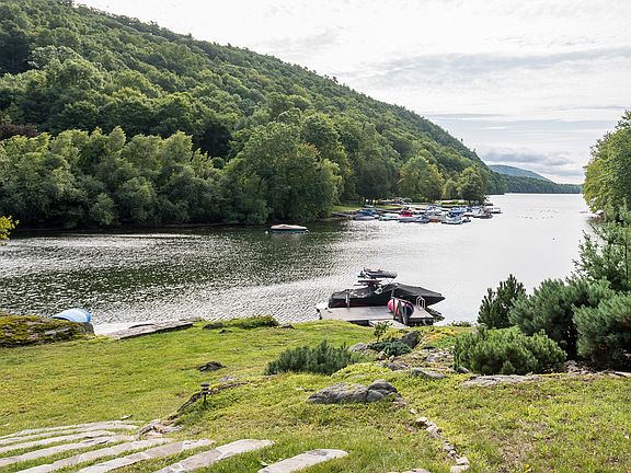 10 Cedar Point Drive