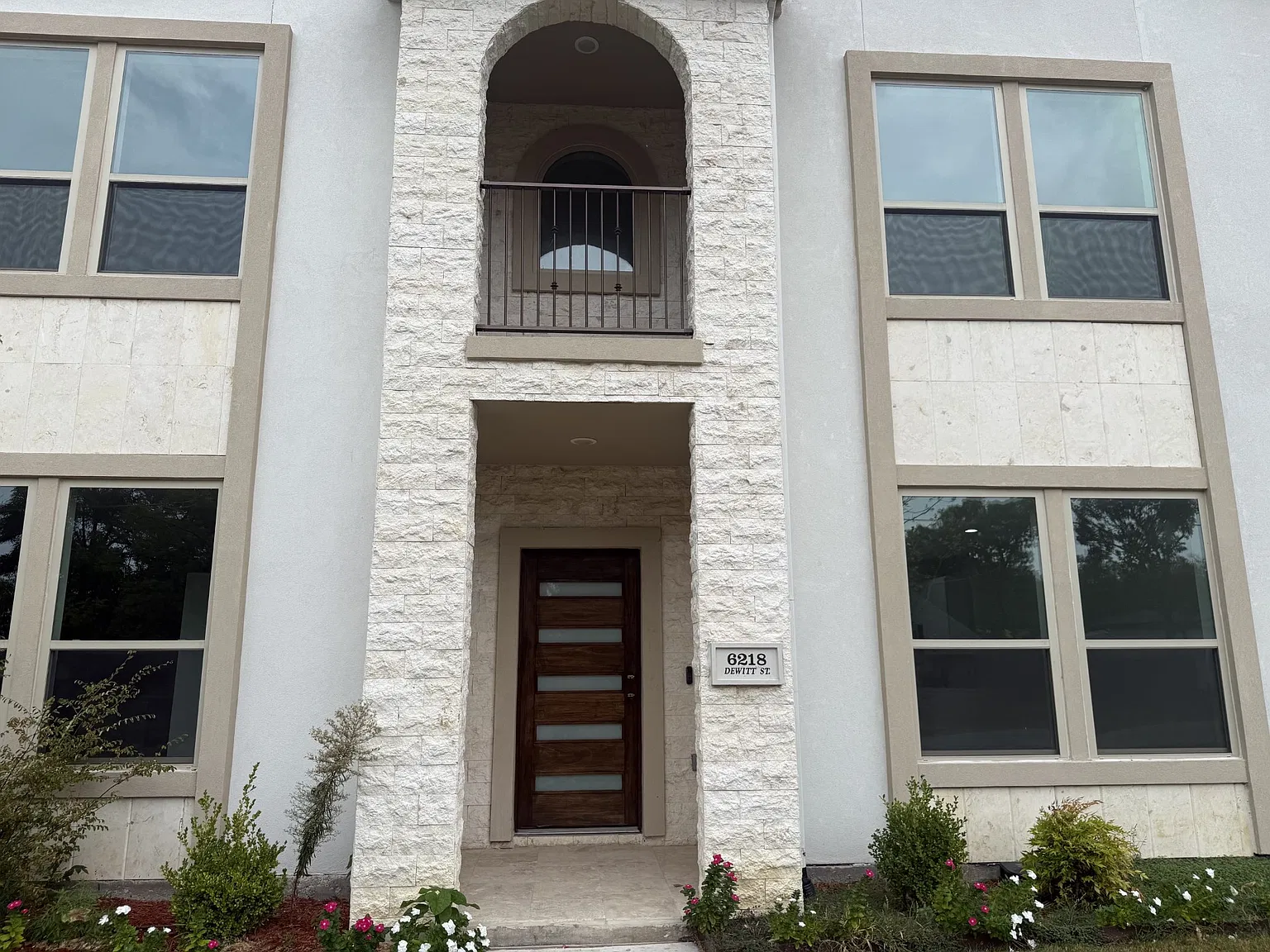 3 bed, 2.5 bath, 2006 sqft, $2,400 — Photo 2