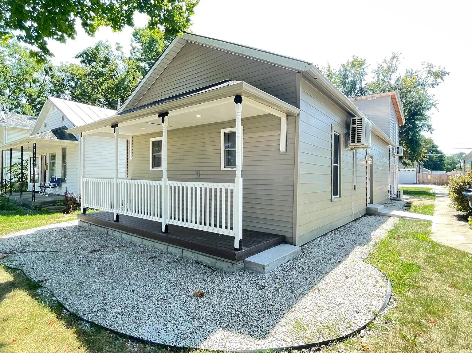 415 Perry St — Photo 2