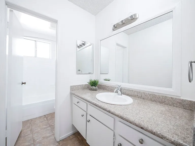 15925 Victory Blvd — Photo 33