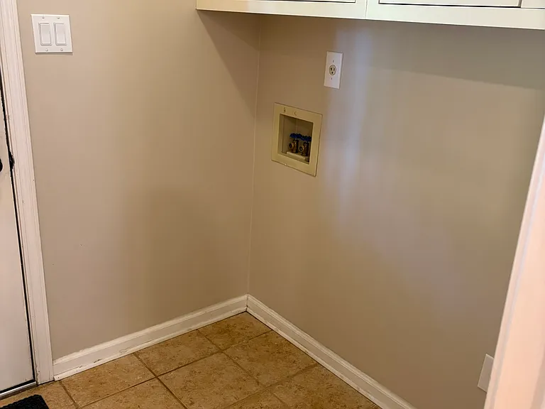445 Augusta Dr — Photo 5
