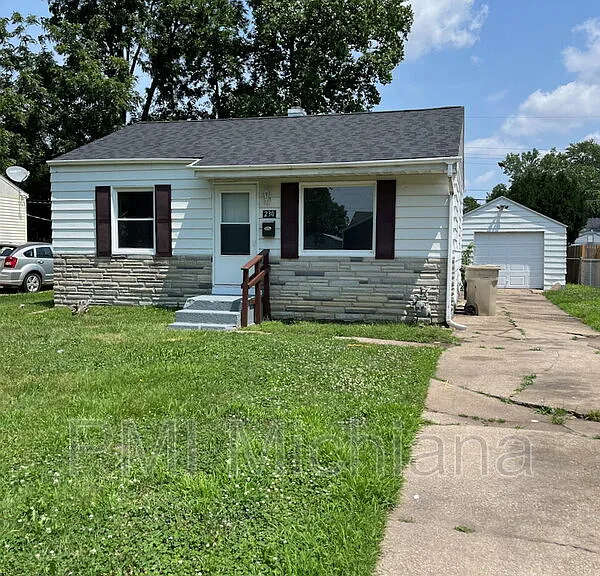 230 N Albert Ave — Photo 2