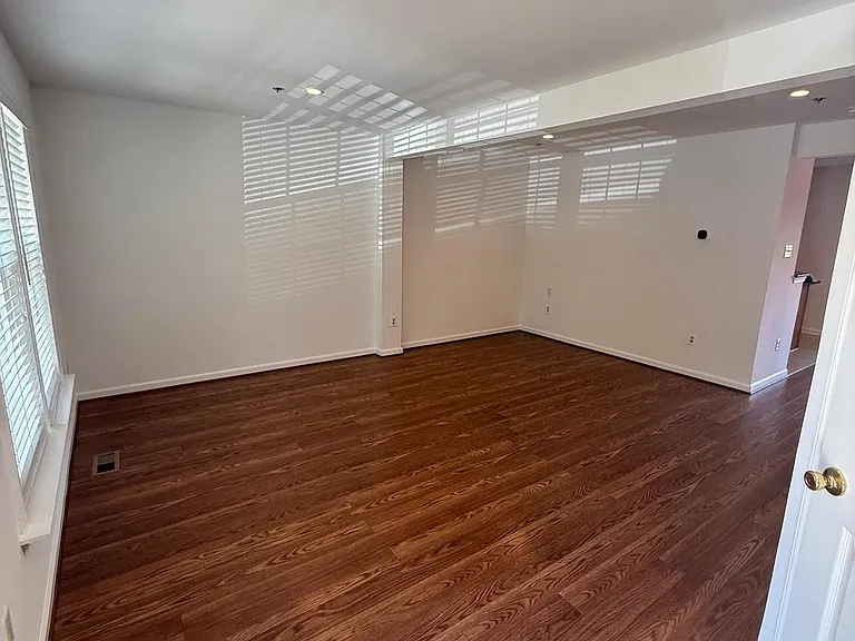 1554 Beverly Ct — Photo 3