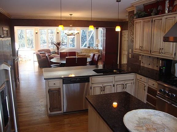 Kitchen with granite cpunters and stainless appliances