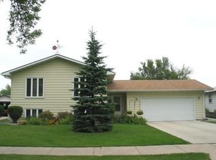 2211 Springbrook Ct, Grand Forks, ND 58201