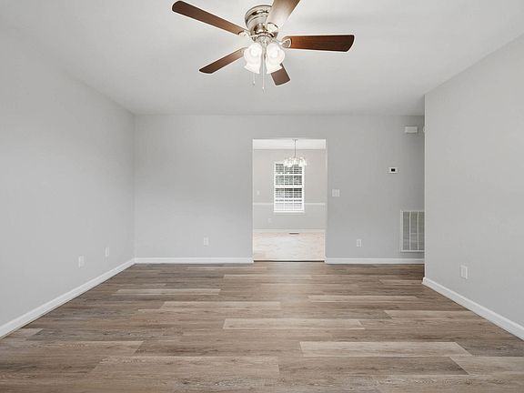 5th image of 205 Pinewood Dr