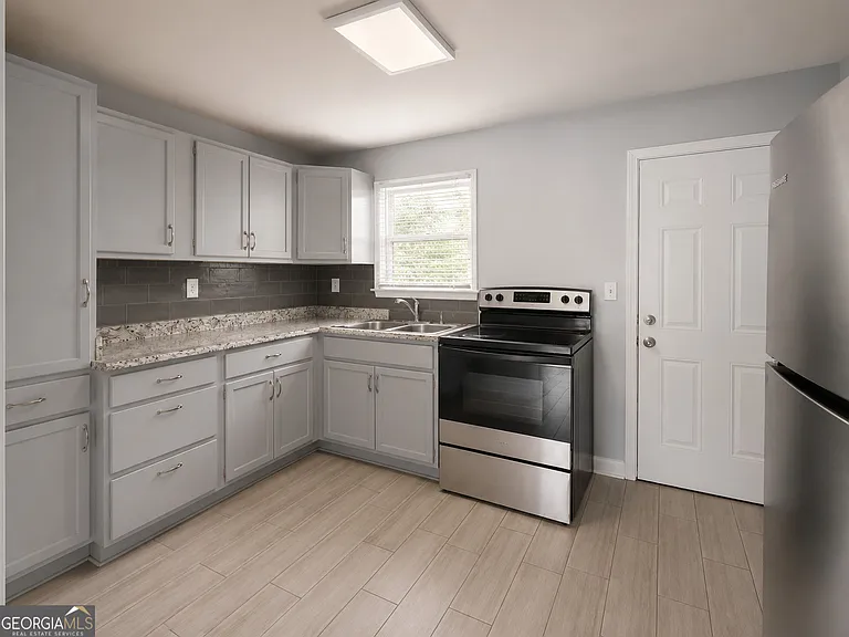 147 Burnside St #3 — Photo 13