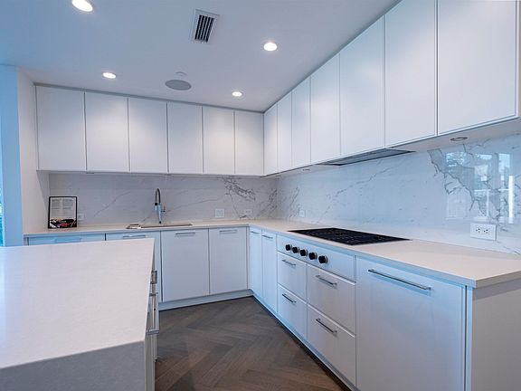 4th image of 4675 Cambie St #6XX