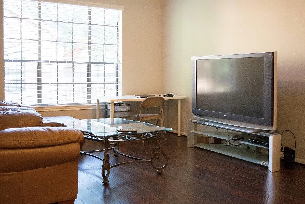 1 bed, 1.0 bath, 774 sqft, $1,250 — Photo 2