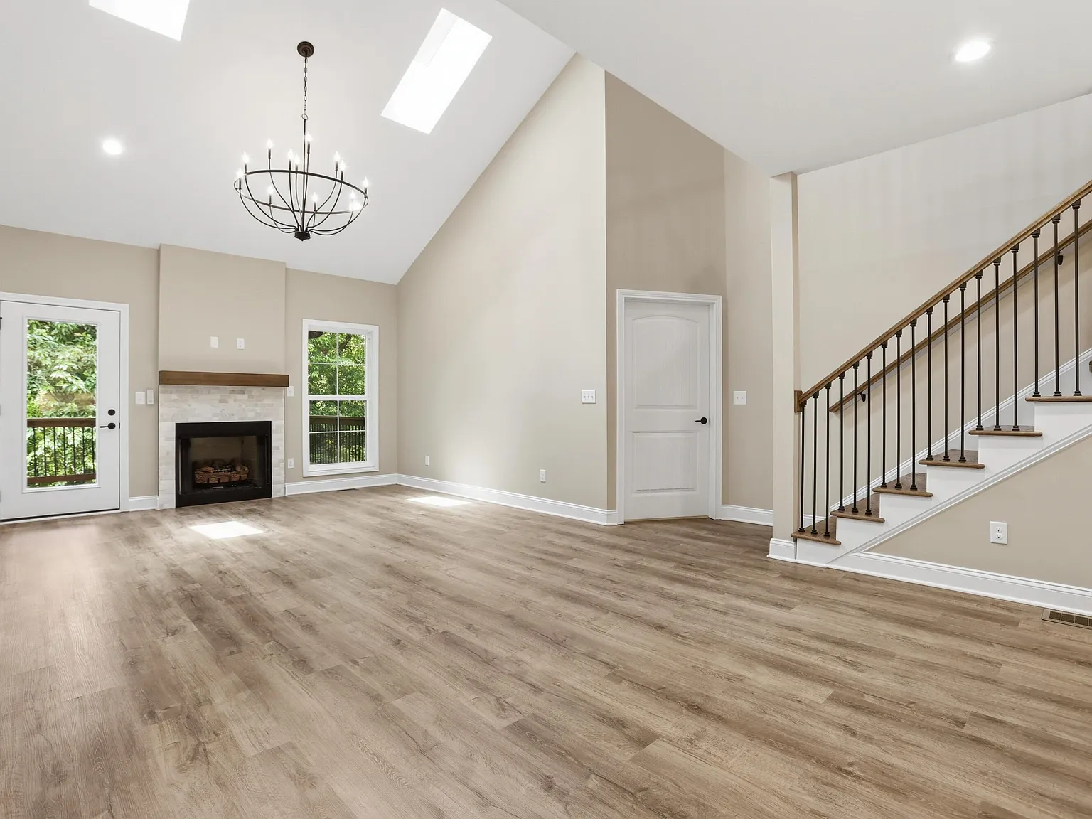 4 bed, 2.5 bath, 3400 sqft, $2,400 — Photo 2