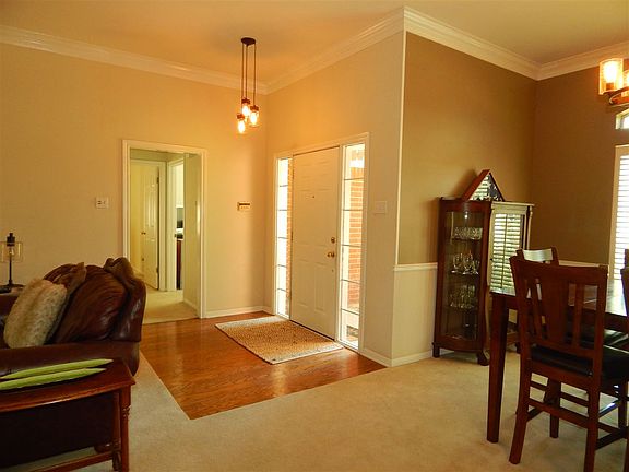 3rd image of 104 Twisted Oak Ln