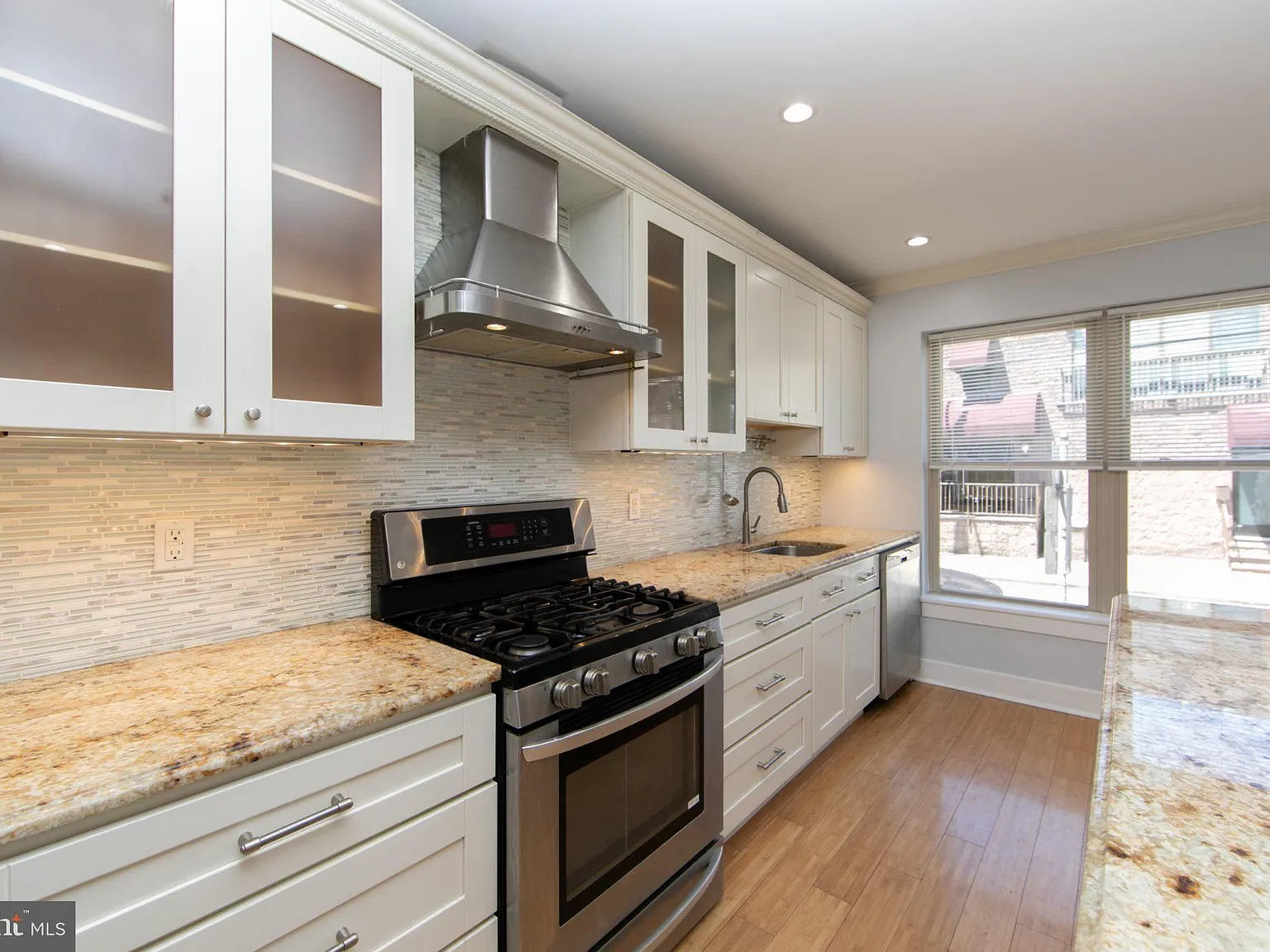 3 bed, 3.0 bath, 2175 sqft, $2,700 — Photo 4