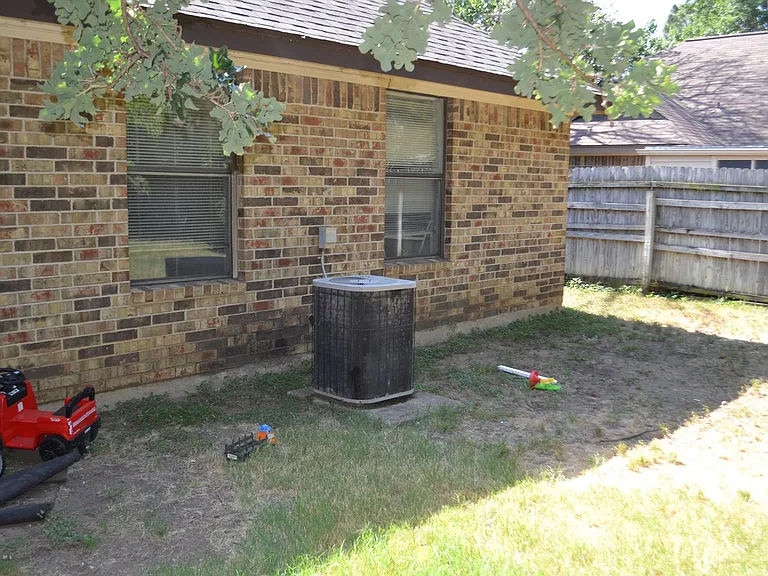 301 Joshua St — Photo 4