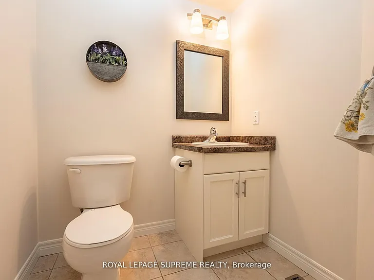 31 1/2 Thorold Rd E — Photo 10