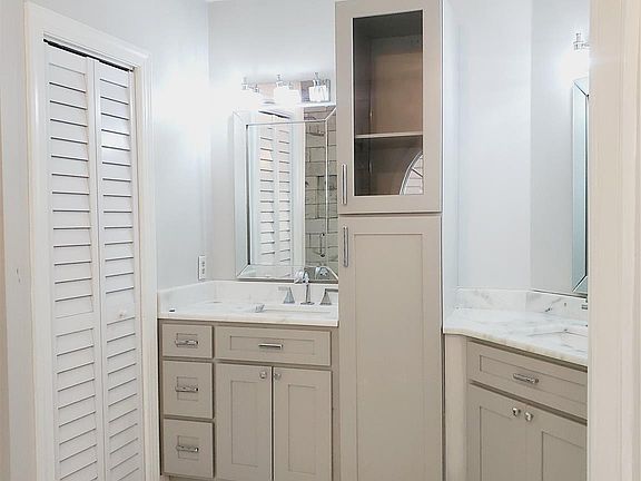 5th image of 4905 Benthaven Ln #321