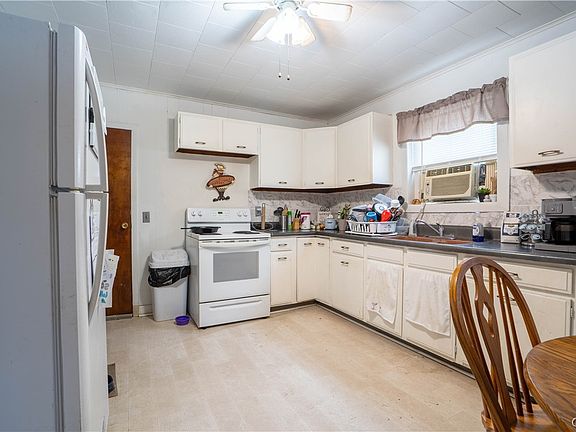 4th image of 276 E Clark St