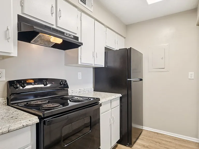 12th & Beach Apartments — Photo 34