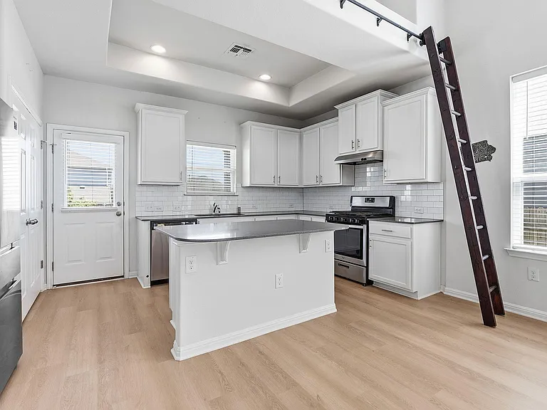 10221 Forest Grove Dr — Photo 6