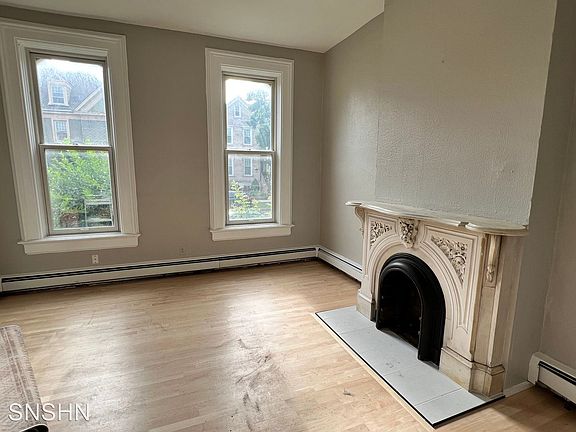 3rd image of 1308 N Astor St Unit 1