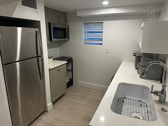 4th image of 621 N Lakeside Dr Floor 2