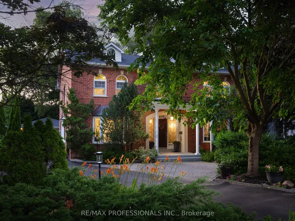 106 Rathburn Rd, Toronto, ON M9A 1R7