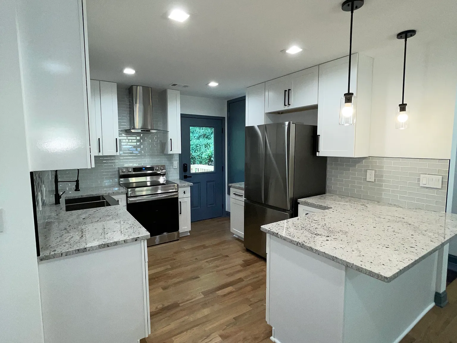 6 bed, 2300 sqft, $2,500 — Photo 3