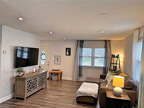 5th image of 402 Karen Dr