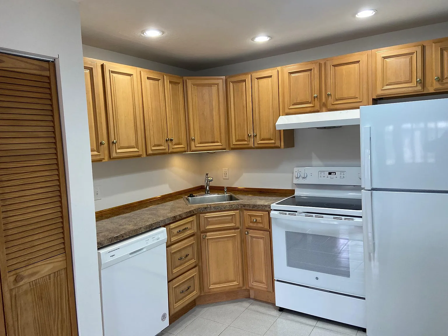 2 bed, 750 sqft, $2,500 — Photo 2
